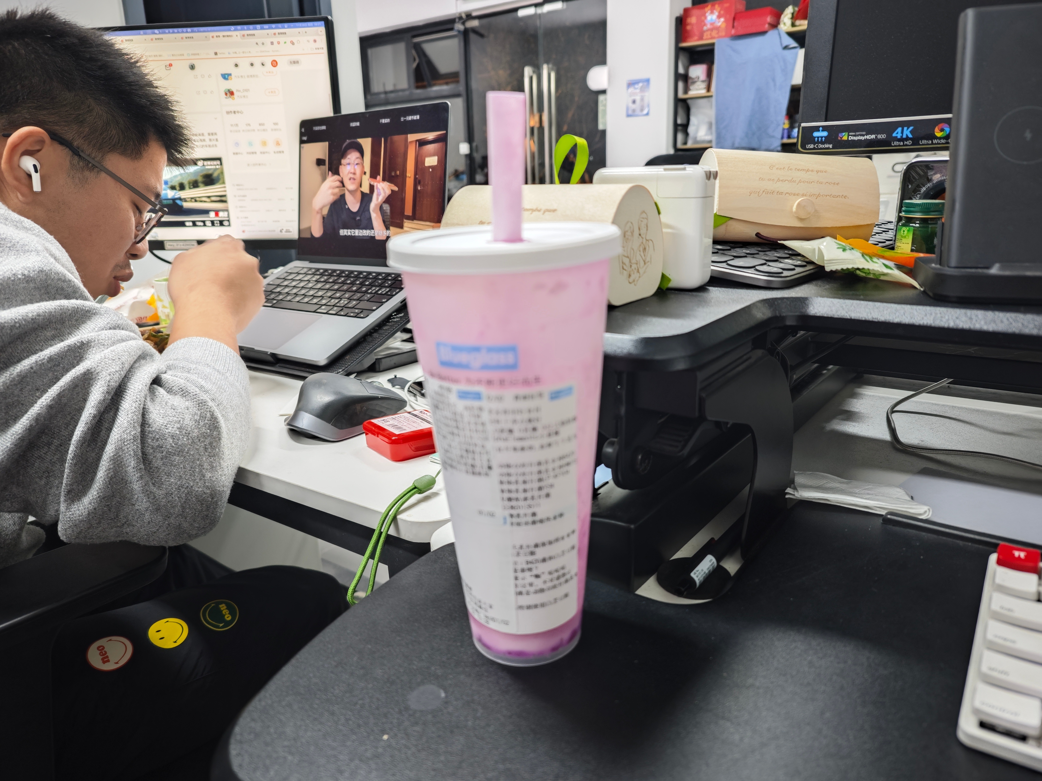 听 63 的推荐点了这个酸奶，很好喝，推荐给大家。主要就是有点费手纸，不说了又来
