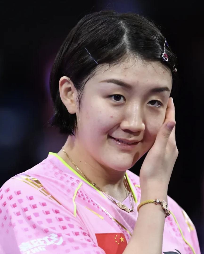 陈梦仍是女乒的核心！

1、提到陈梦，球迷们总能想到她那温暖的笑容和坚定的眼神，