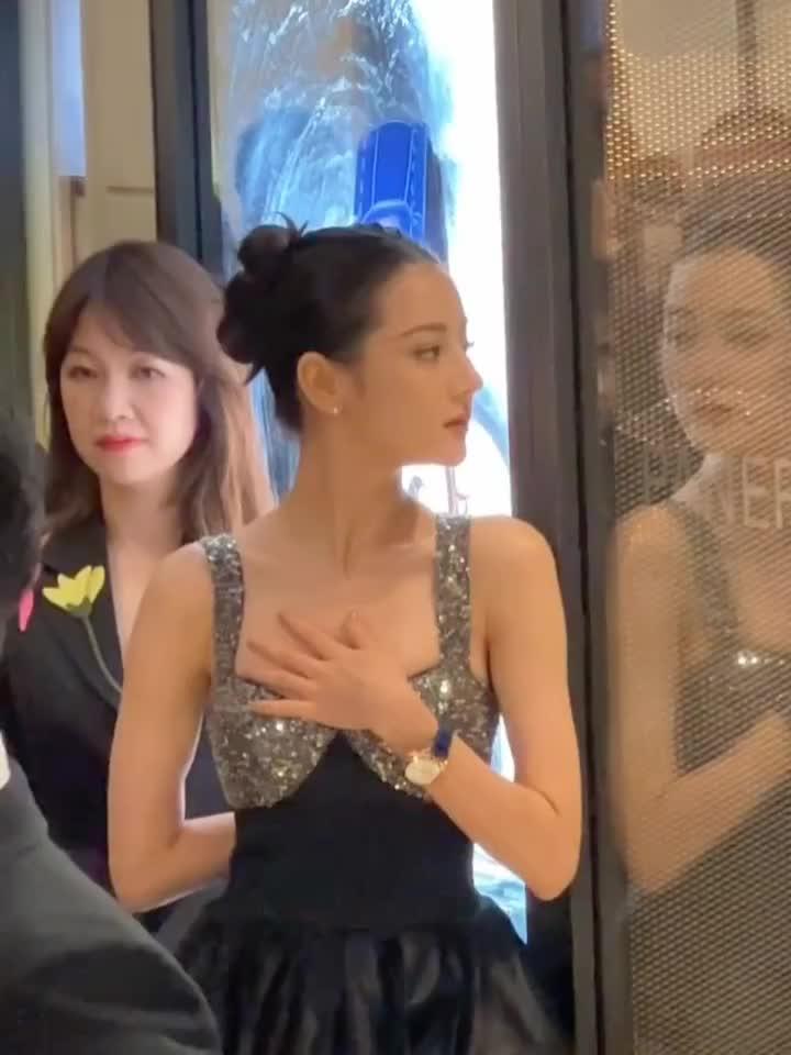 被自己美晕了