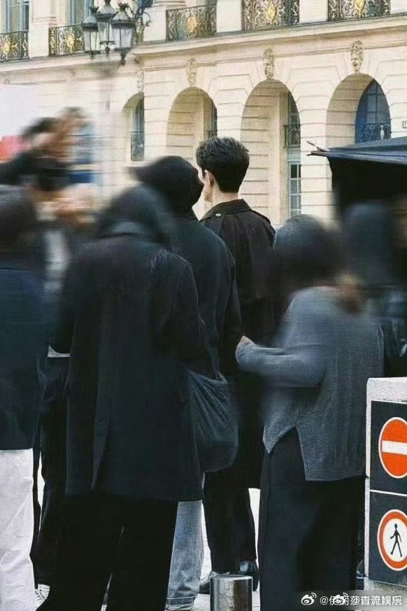 肖战巴黎网友在巴黎街头偶遇正在拍摄的肖战，是要有什么惊喜来了吗[哇][哇]肖战巴
