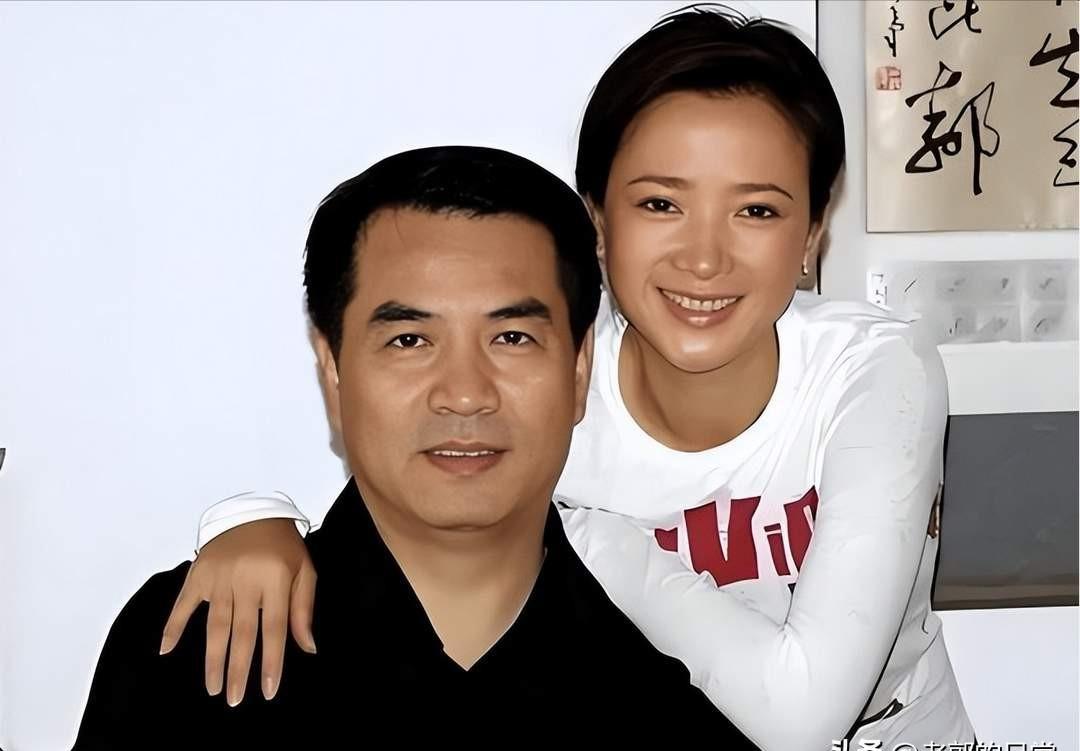 父亲没来送最后一程，儿子却在镜头前护紧了母亲的骨灰盒。
许何这个动作，比任何声明