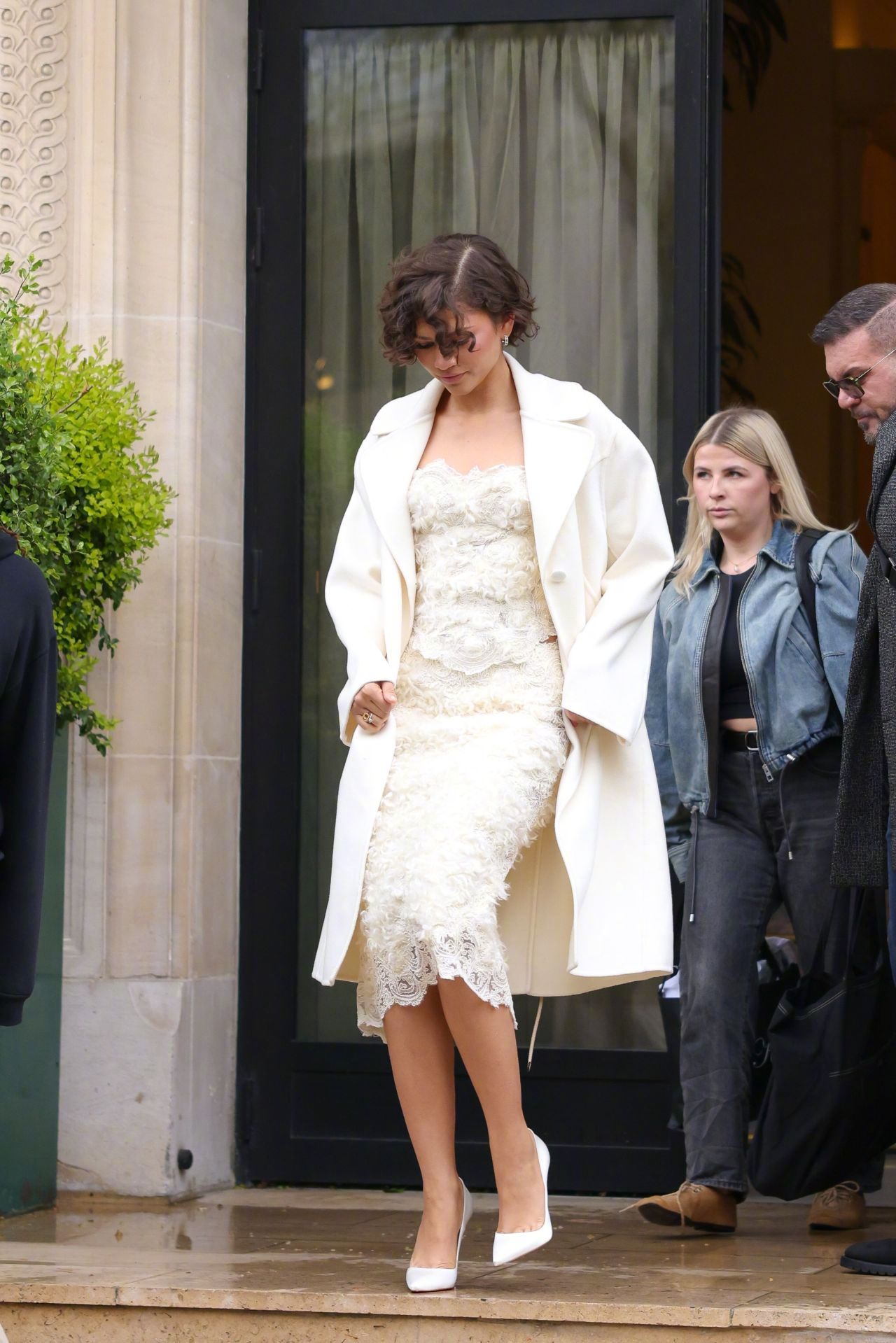 赞达亚新片《The Drama》跑宣传又一套新娘风造型。身穿的是 Ermanno