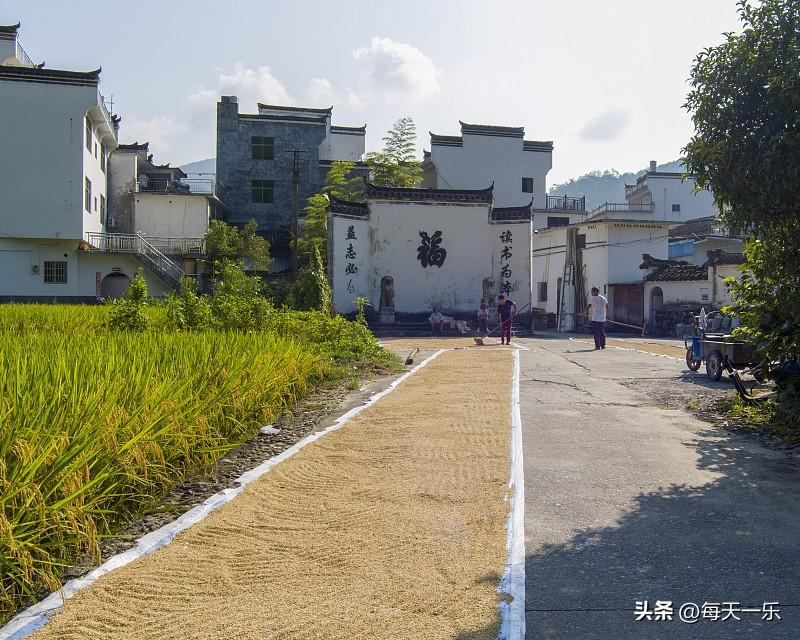 国庆假期就这么溜没影了，窗外天黑得比前几天早了快一小时，手机日期蹦到10月7号的