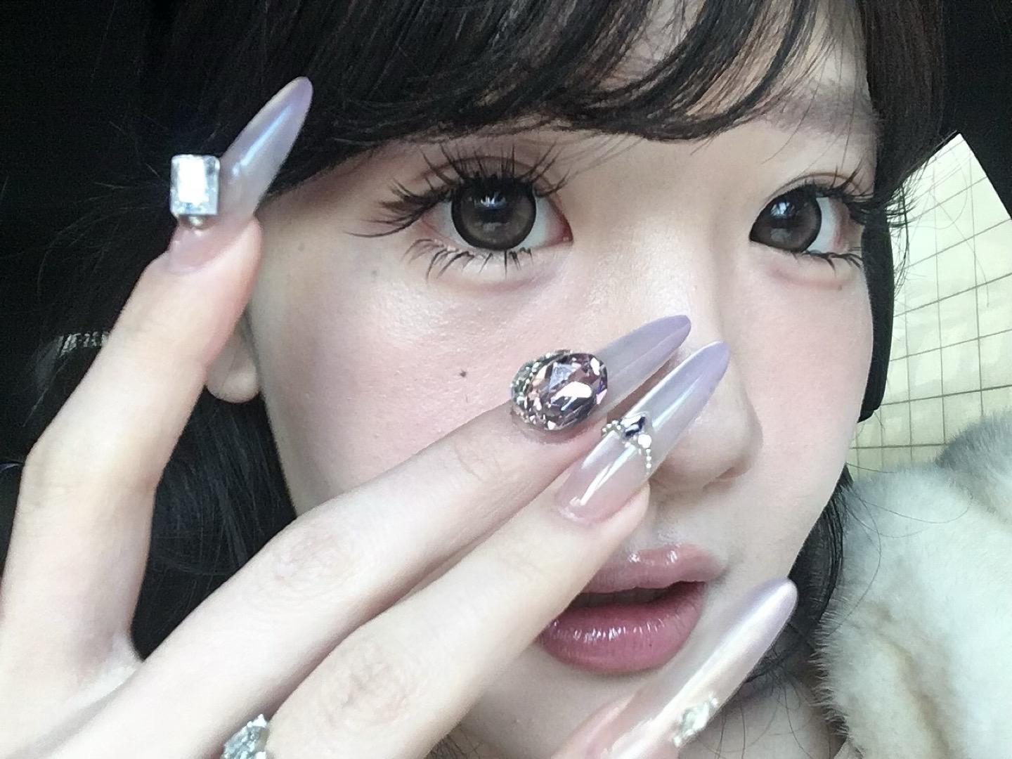 什么 你是说 她的睫毛和美甲都是自己做的吗
