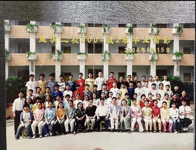 肖战从小到大毕业照 肖战从小到大毕业照，就这样萌萌又帅气的长大