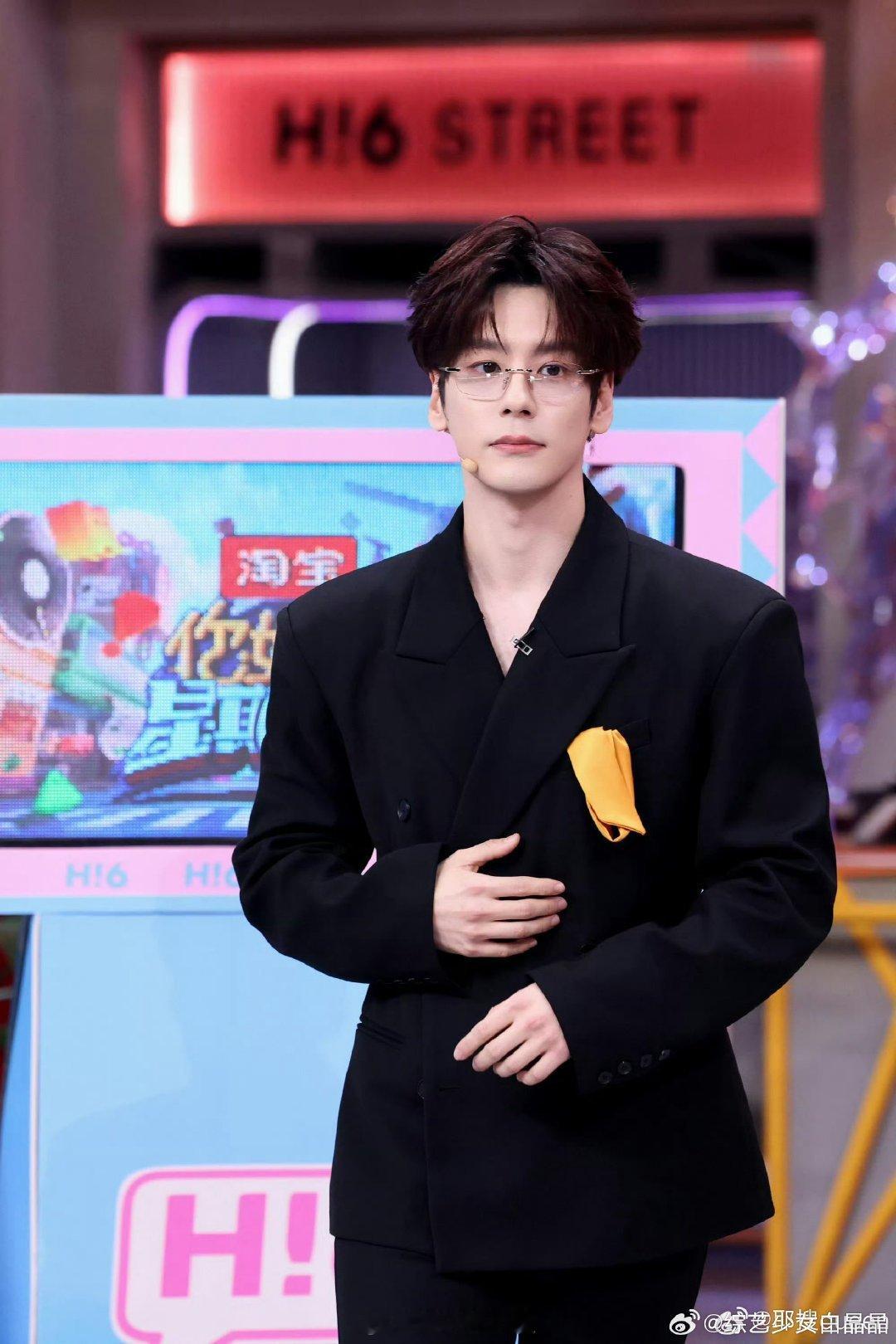 魏哲鸣钓系年上被魏哲鸣钓成翘嘴了 解锁魏哲鸣的钓系年上魅力！心动挑战深情对视氛围