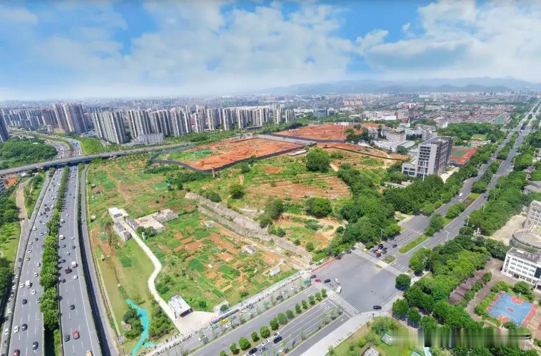 义公秦塘地铁站最后一个地块以十三亿多成交。起拍价十亿，溢价29.3%成交。地块限