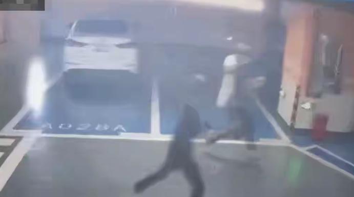 3名男子偷迈巴赫从湖南连夜开往广东，监控拍下“高兴得手舞足蹈”，最新进展：车已找