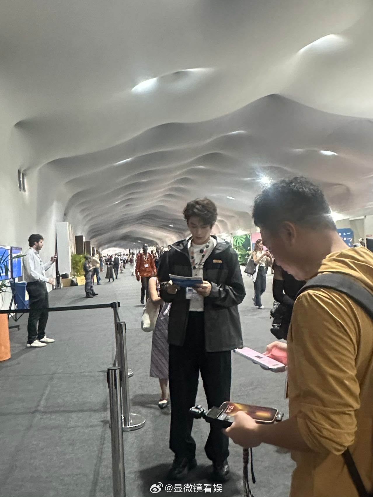 这完全是体制内外派会议的男友氛围，认真工作的样子沉稳又帅气，不知道小丁这次现身联