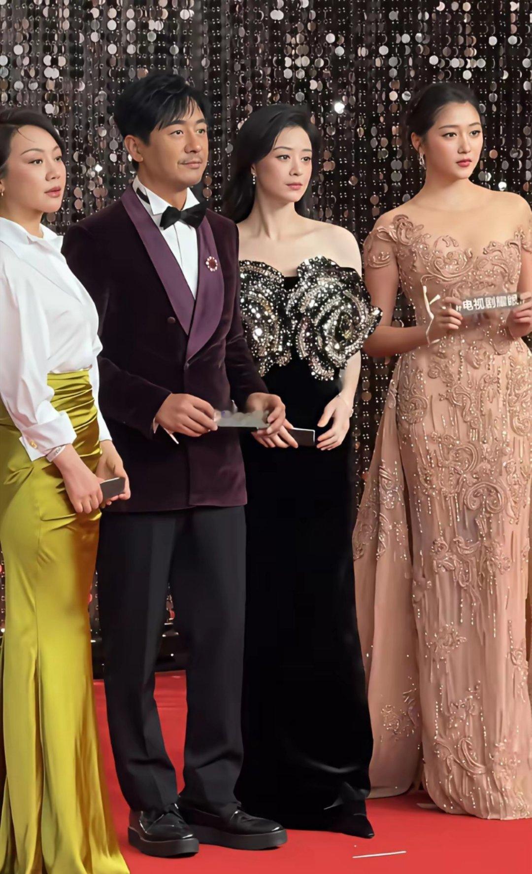 不知道大家有没有留意到，在这群人当中，关晓彤明明有着高挑的身高，身材也是凹凸有致