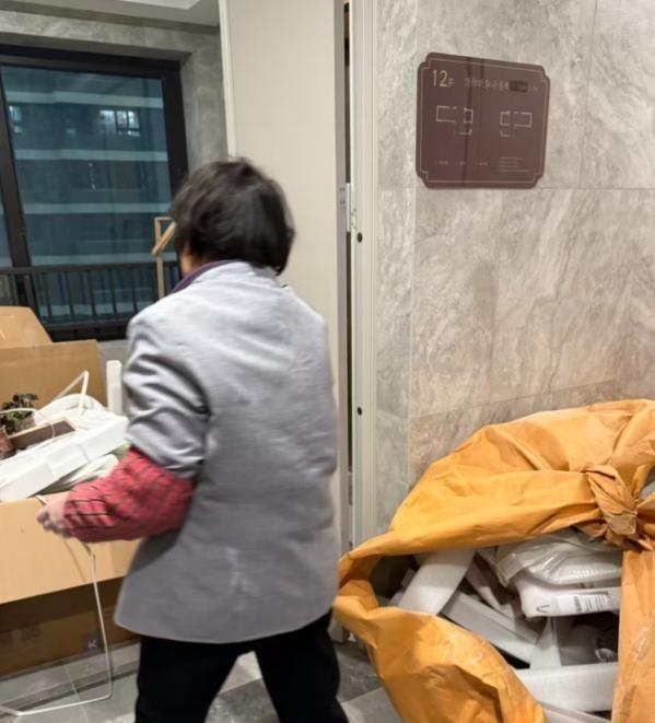 上海汤臣一品，一名穿蓝色工装的保洁阿姨打扫时捡到五个茅台空瓶，本想拿到废品站换点