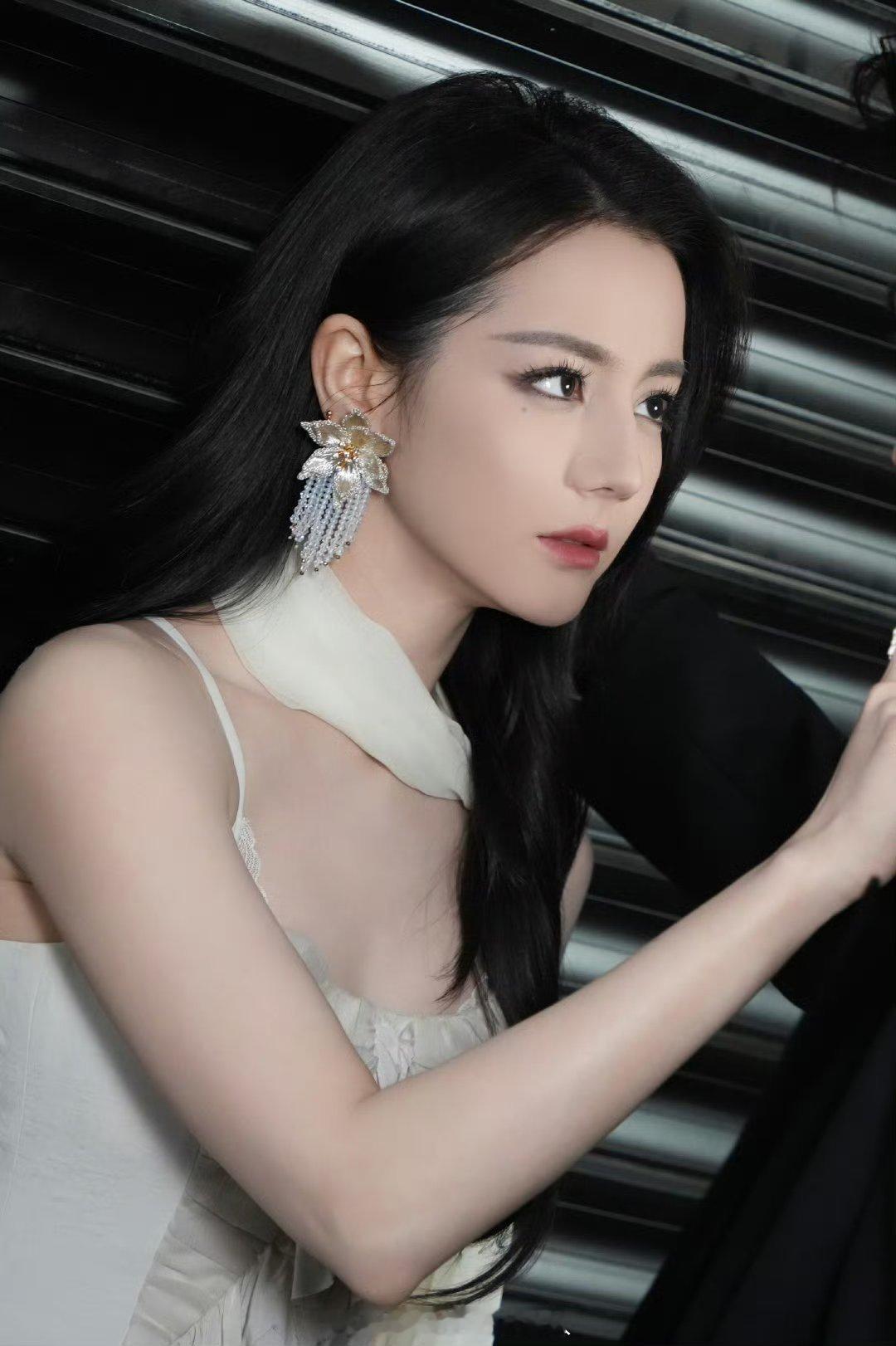 迪丽热巴工作室 审美迪丽热巴是这样的，他们工作室的审美我真的服了。 