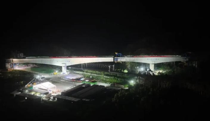 很多人一听“桥梁转体”以为很玄，其实原理不复杂。桥墩底下装球铰，像石磨的轴；梁体