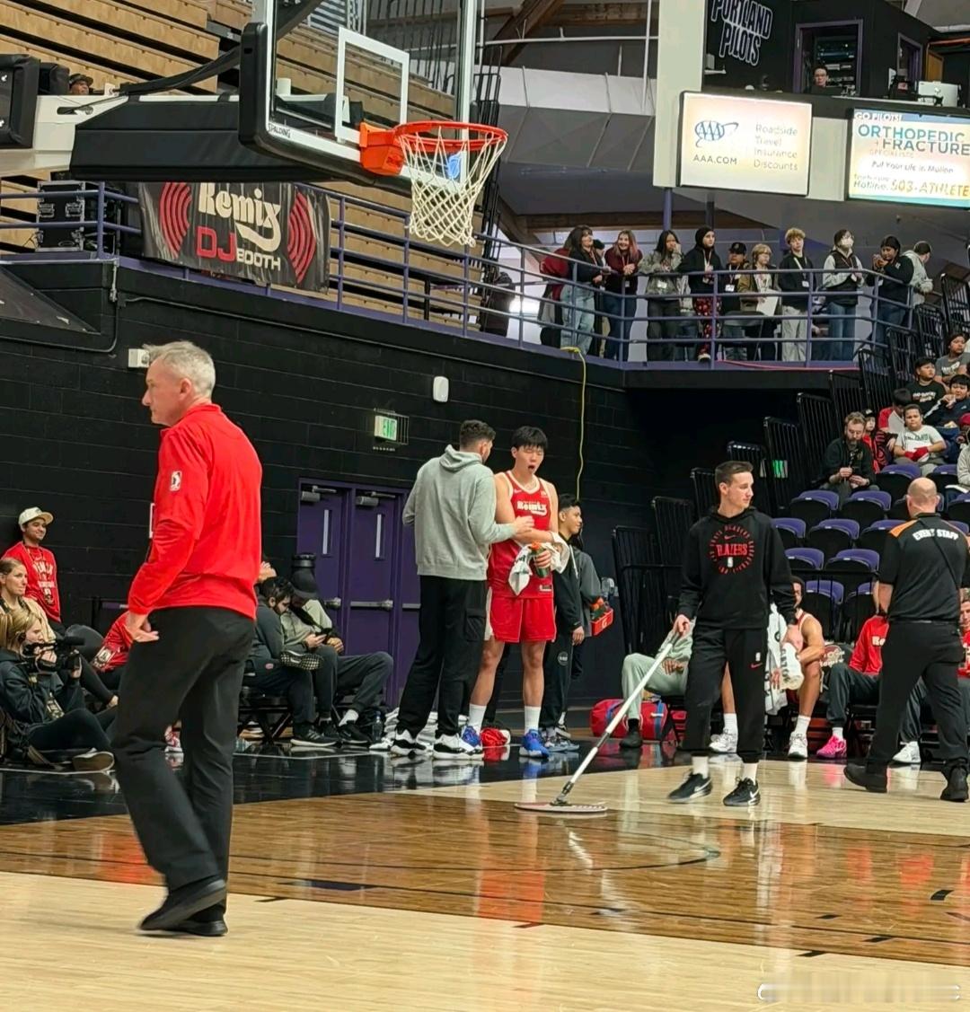 克林根在混音队比赛暂停期间，给杨瀚森做场下指导，克林根人不错，小杨好好学习吧，防