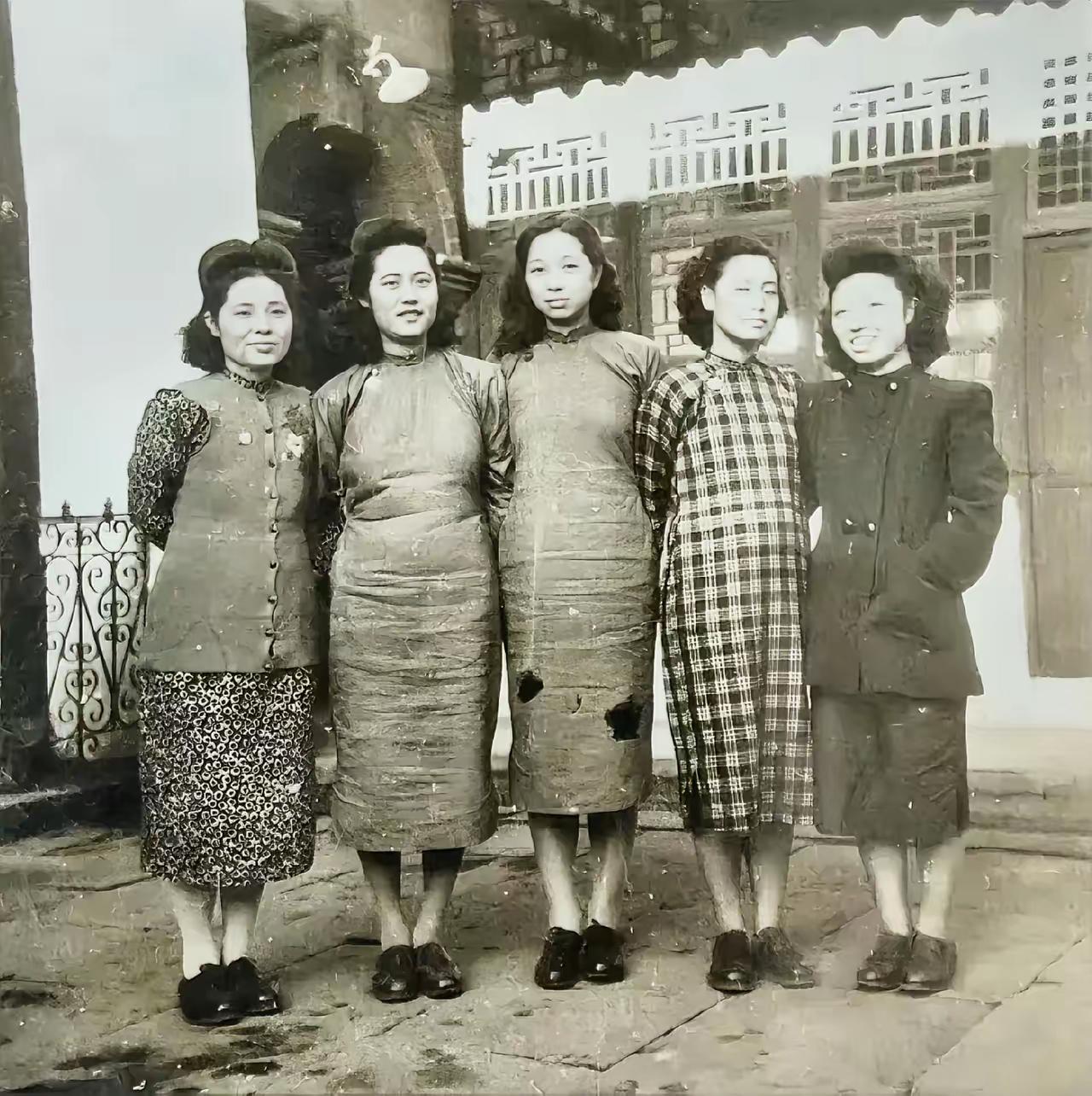 王铎：民国时代的旗袍
很有看头，就像是看孔乙己的大褂……