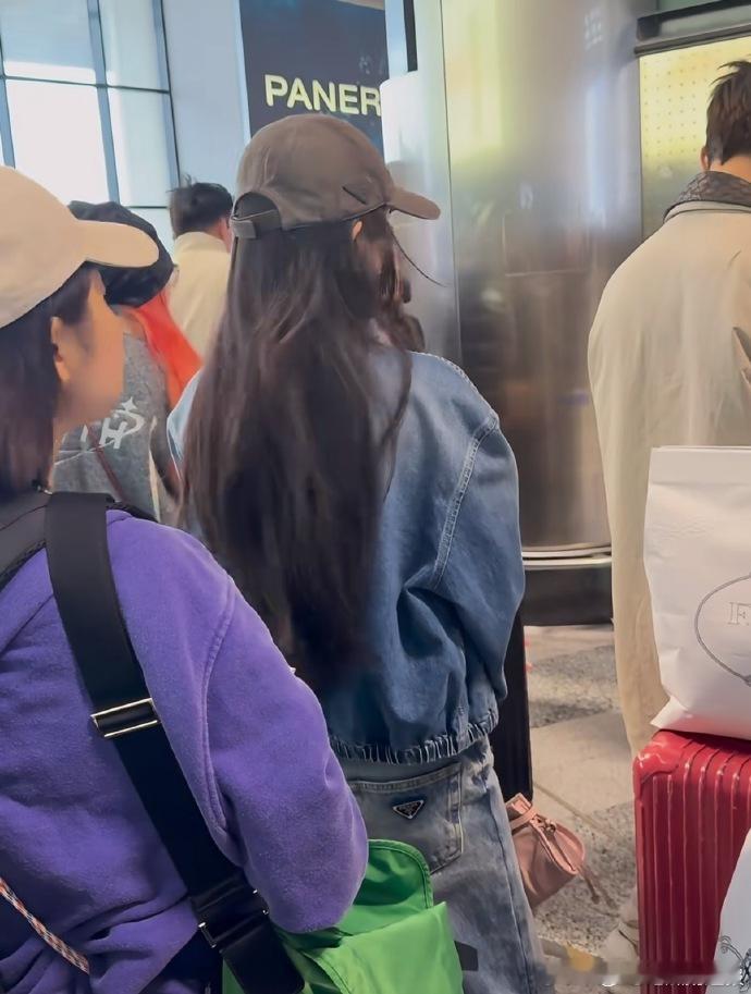 米兰机场偶遇杨幂排队退税米兰机场偶遇杨幂退税网友偶遇杨幂米兰机场退税！姐亲自排队