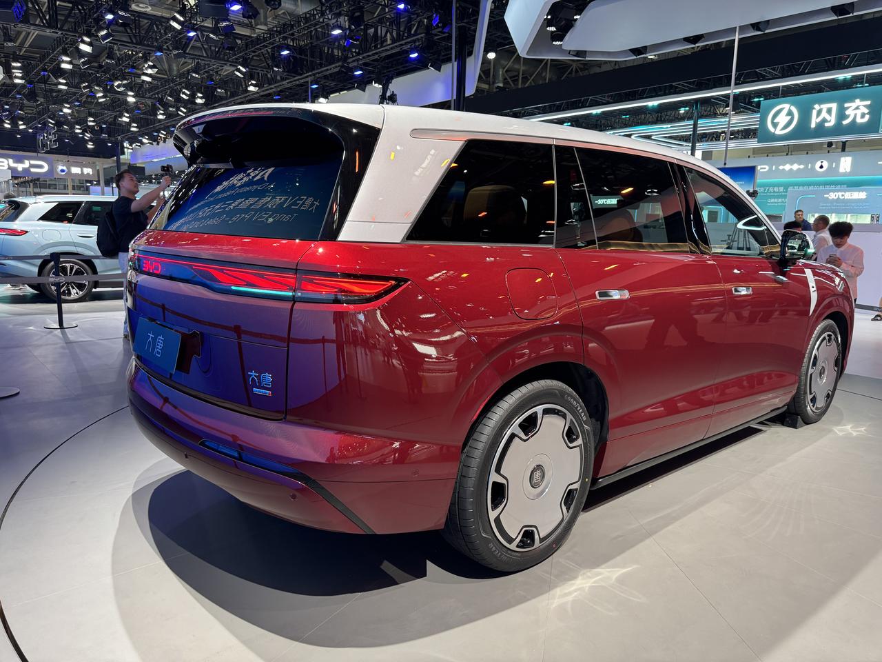 这款车居然只要25万元起，比亚迪王朝系列的旗舰，兆瓦闪充、天神之眼5.0、后轮转