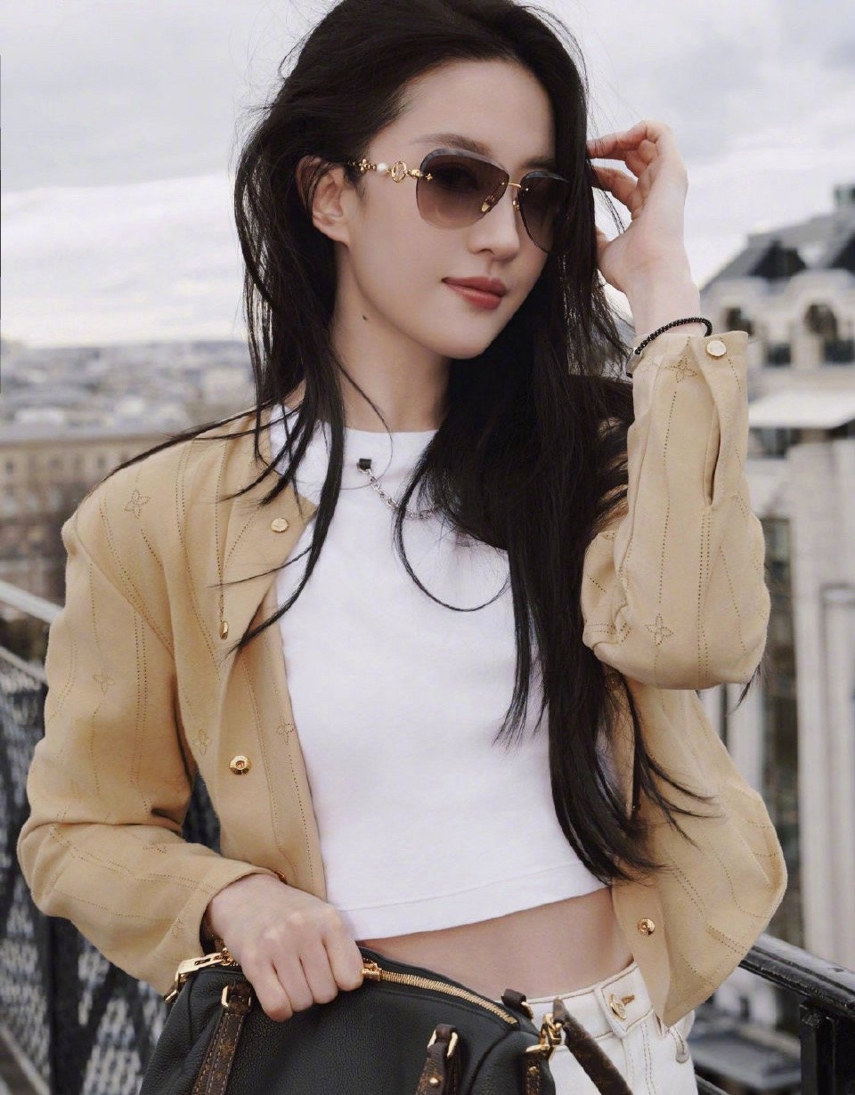 刘亦菲老钱风大片感觉这才是最适合刘亦菲的风格，这也太美了，真的很适合这种松弛感，