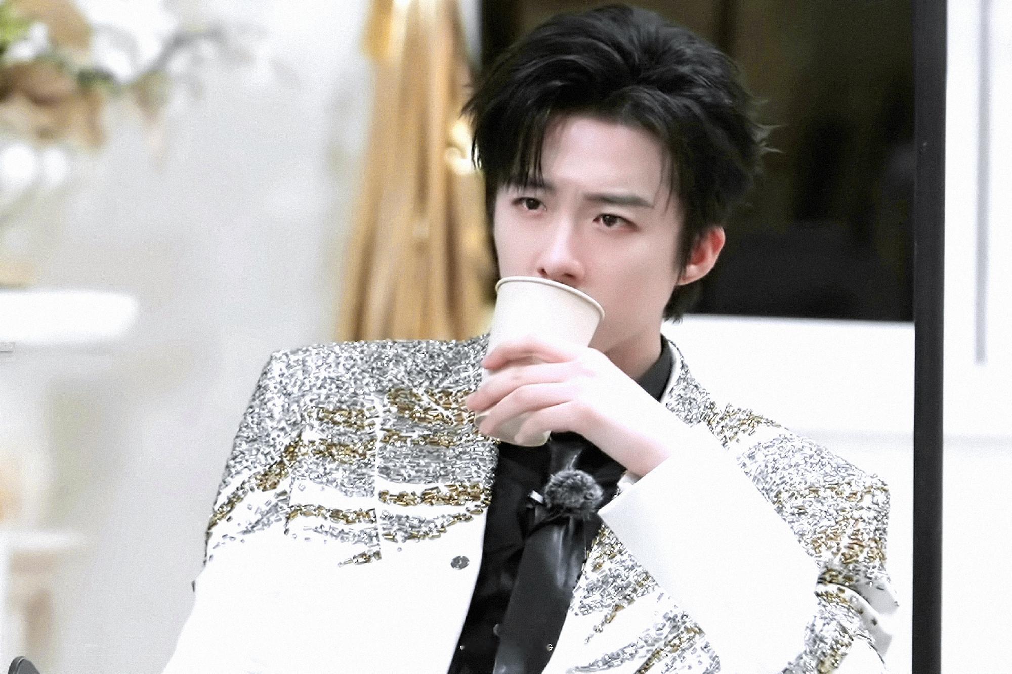 刘宇宁开始推理吧 🌵刘宇宁可口可乐品牌代言人 🍷摩登兄弟突然想起来我昨晚梦到