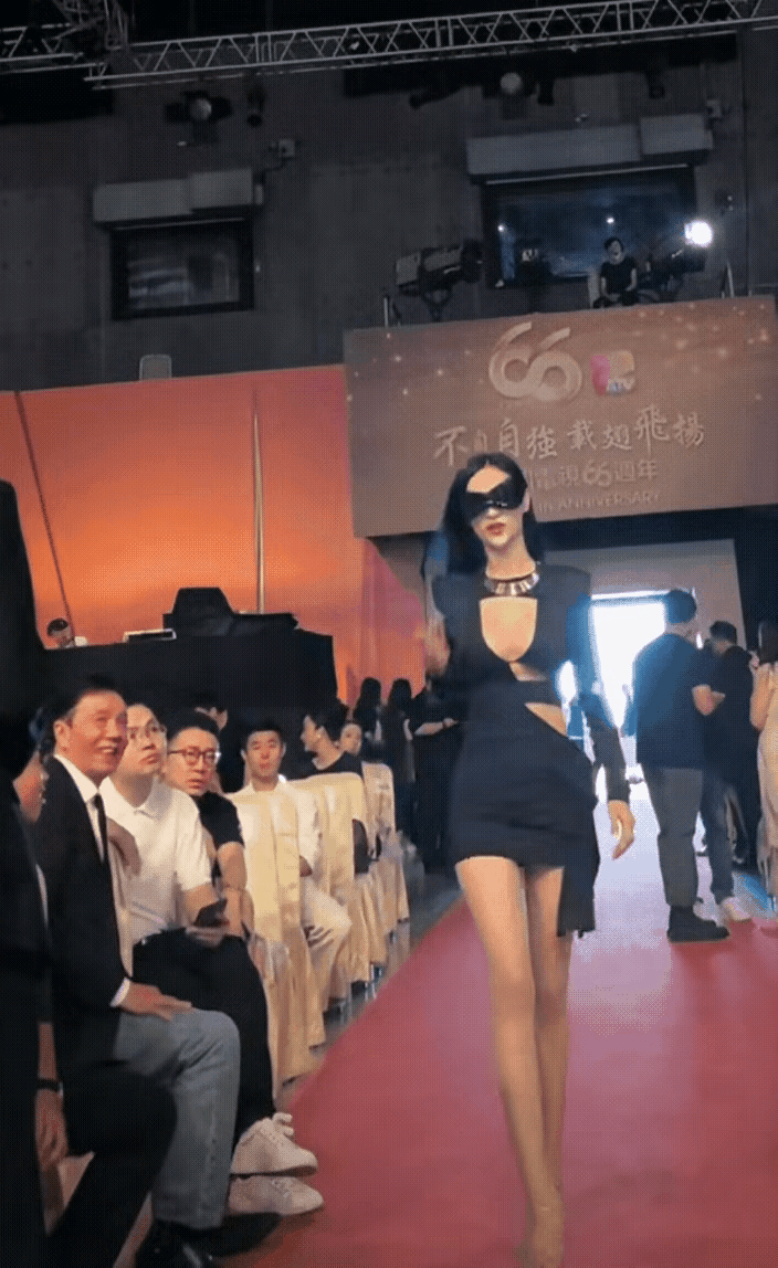 演艺圈就是这样的氛围，王晶和张纪中就坐在旁边，眼睛都直了。哈哈。左边那个油腻男哈