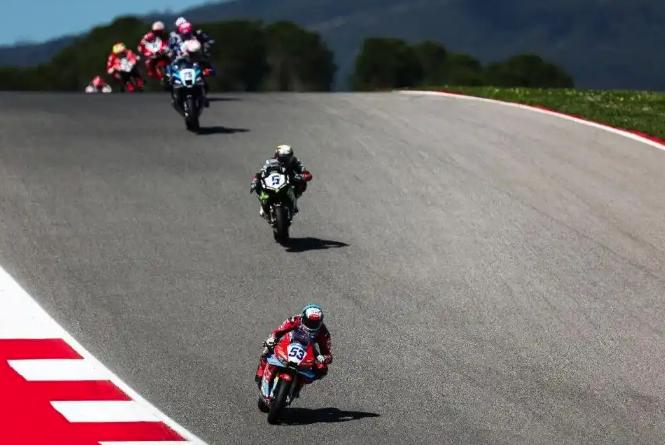 因禁止新手购买大排量车型，张雪机车遭举报。
 
据媒体报道，近日在世界超级摩托车