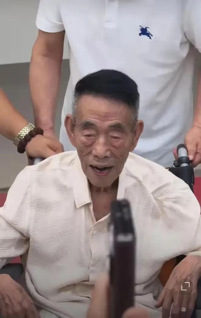 儿女纵有千般不舍，又怎拗得过老人眼中未熄的舞台光？
或许这正是他留给世界的最后倔