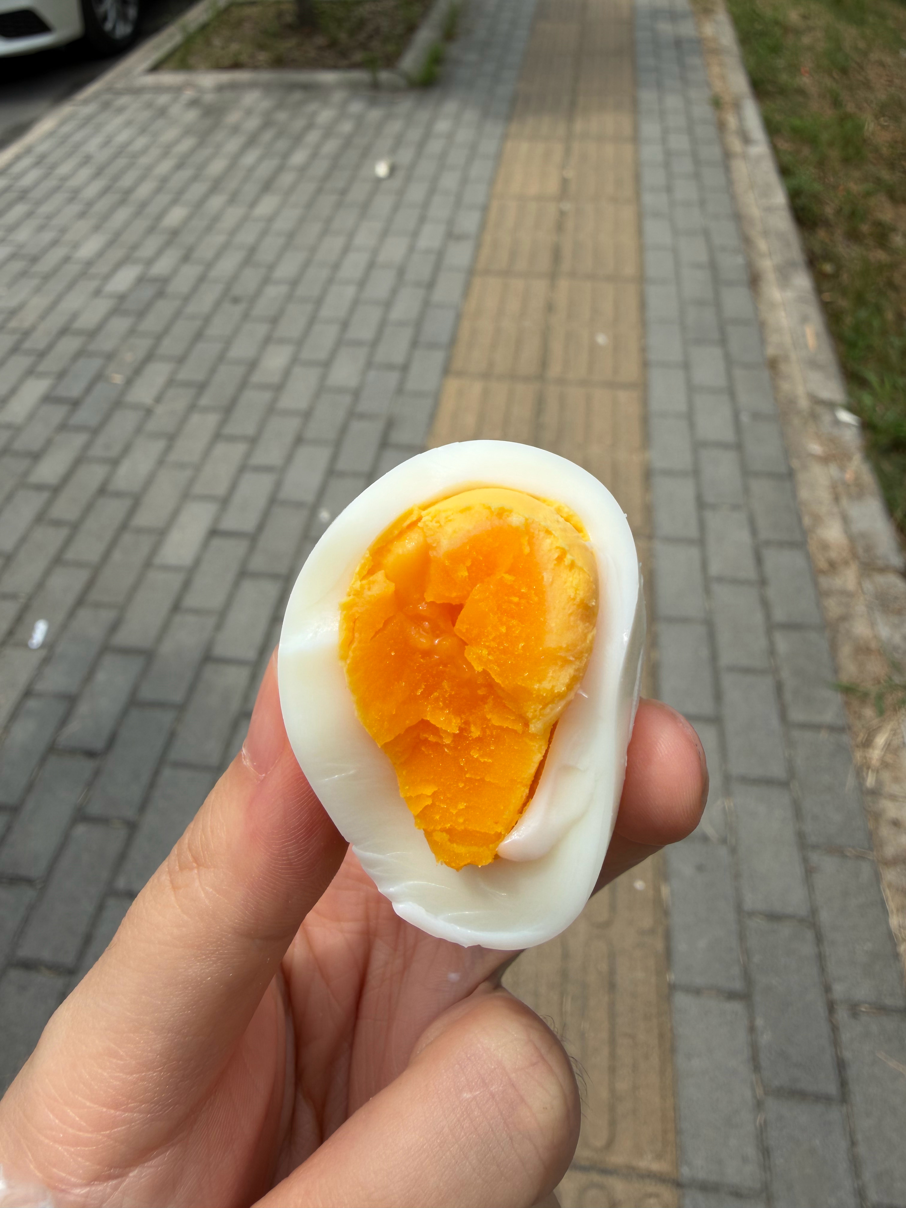 以前还以为自己至少要到60岁才会带水煮蛋出门当点心，现在：哪还有比这更健康的点心