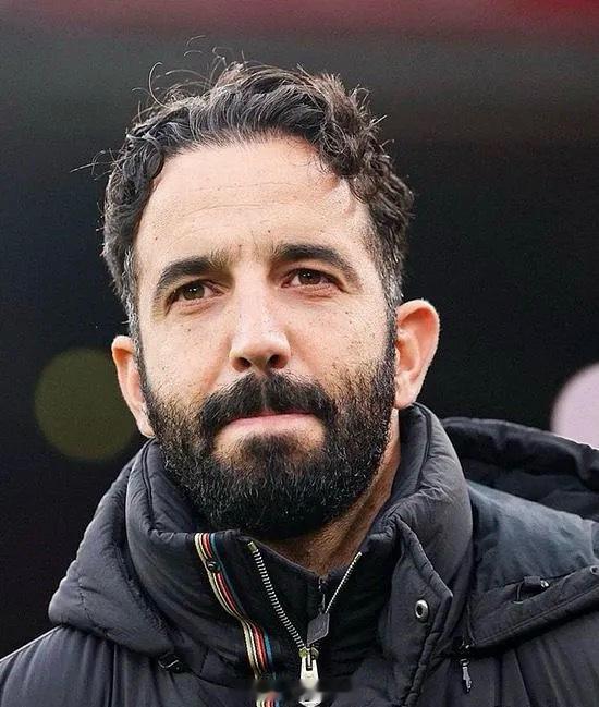 据葡萄牙记者Pedro Almedia报道，本菲卡与阿莫林的谈判正在推进中。在穆