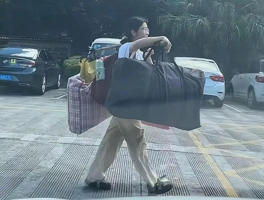 高考完挑扁担回家的女孩，班主任说出了实情，该学生名为刘燕，当天并不是一个人回家，