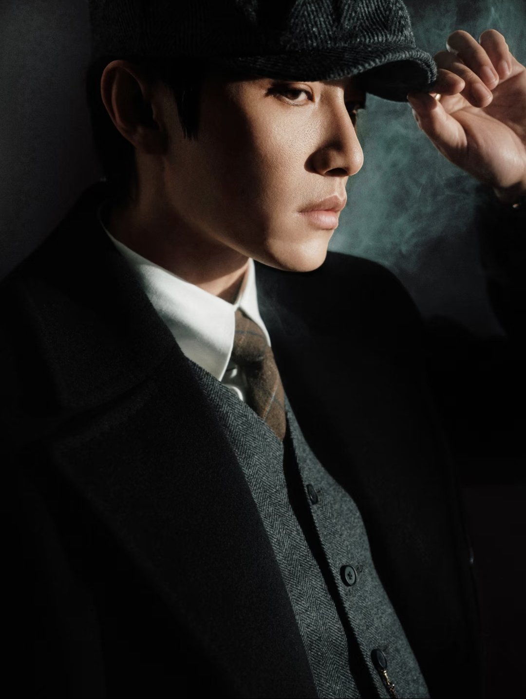 代旭的一组写真～“有些故事，适合在暗处讲完🎬今日人设：冷峻、克制、危险又迷人。