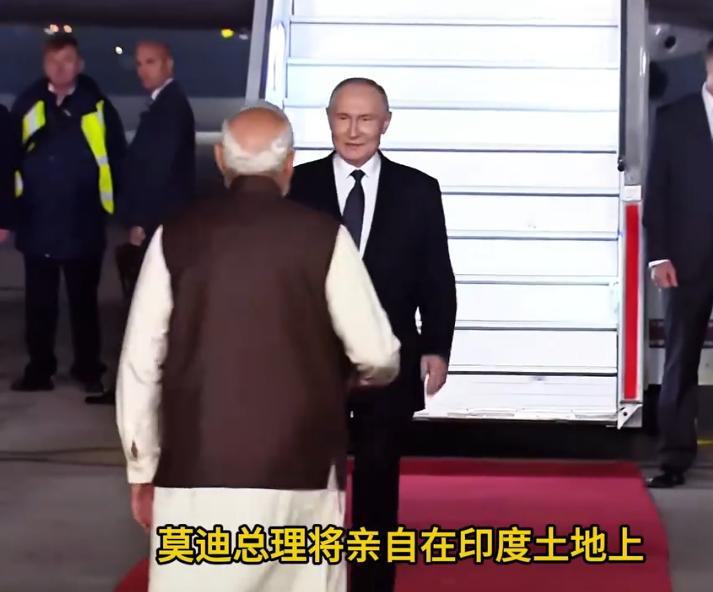 普京访问印度，莫迪亲自接机；普京访问美国，特朗普亲自接机！
特朗普访问日本，一个