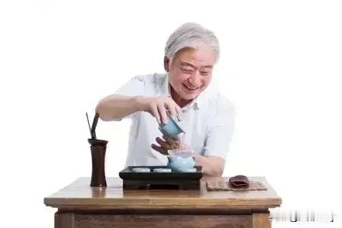 发现没有，
凡是机关退休的人员，
退休以后，
穿戴仍然很讲究，
并且善于独来独往