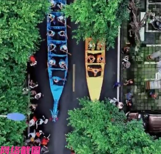 重庆江津李市镇端午节，这里的龙舟不在水里划而在岸上游，看眼前的龙舟船陆上走，人在