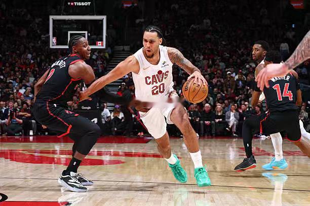 骑士虽然在G3中惨败给了猛龙，但是之前两场比赛中表现不佳的锋线新星杰伦-泰森的表