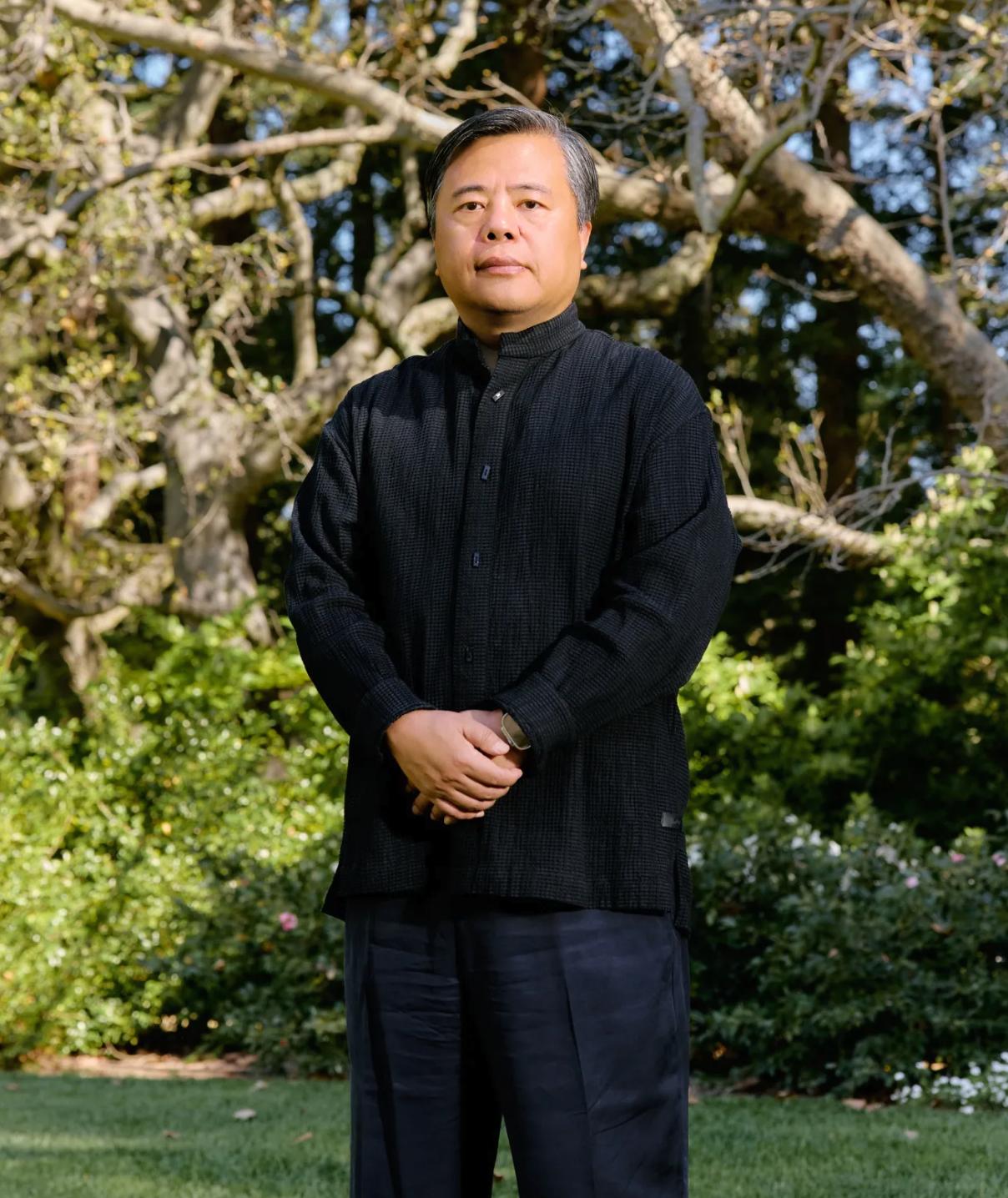 中国前首富陈天桥，如今或许已是外国人。他突然回国，依托境外资本以2.2亿元买下上