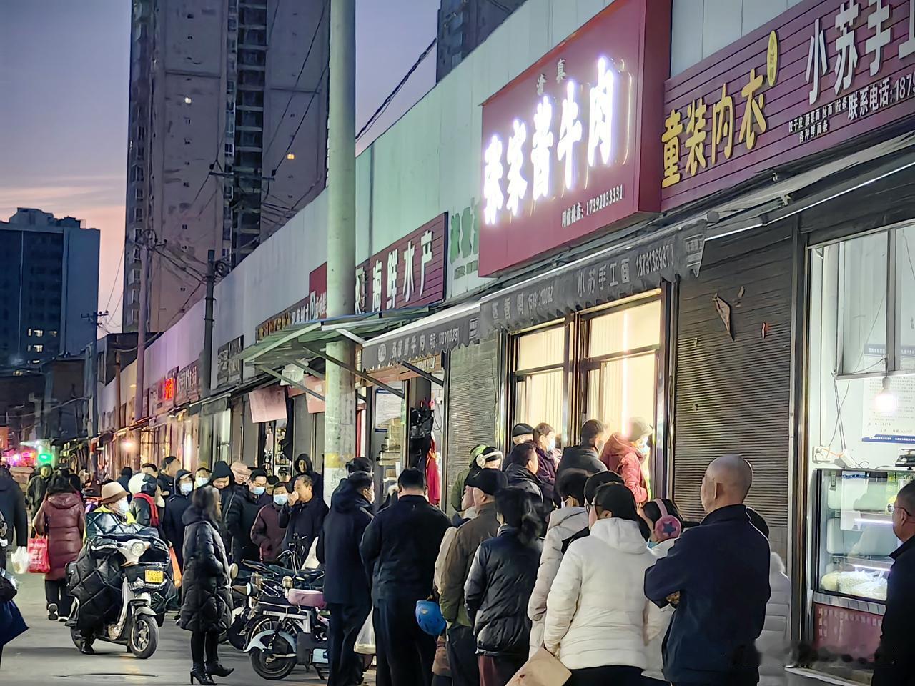 牛肉，卤牛肉绝对是陕西人年饭宴席一道必不可少的下酒菜，早晨六点，渭南王真市场张家