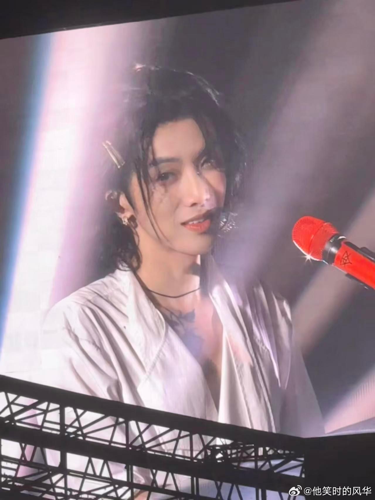 华晨宇新舞美几何美学世界华晨宇新舞美将几何秩序与流动美学完美融合，搭配抚仙湖自然