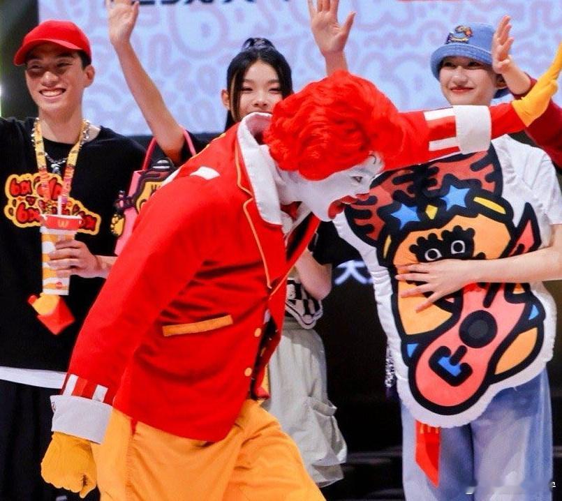 #麦门的风还是吹到了时尚圈#哈哈哈😆麦麦这个搭配，有一种小时候看欧美动画片的感