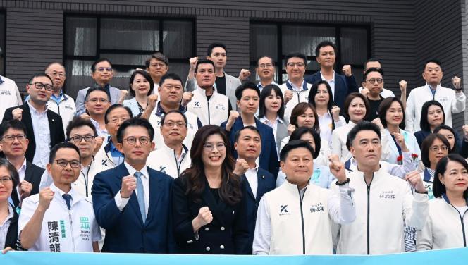 台湾政坛炸出天价丑闻！7800 亿新台币军购案强行闯关落地，蓝白阵营全票站队放弃