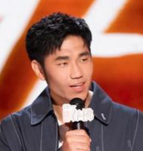 翟佳宁表达“喜剧的内核是不从众”这个观点。在他看来，只有打破常规才能让人发笑，而