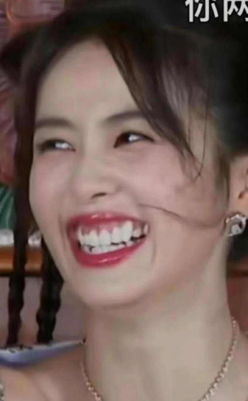 白鹿这个表情，真是让我笑得无法自持。不过，白鹿笑的是真开心  ，真实自然、不做作