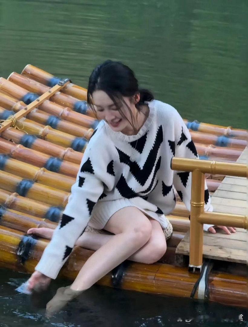 李沁身姿温婉动人，修长双腿纤细匀称，玉足清雅秀美，体态质感尽显迷人风情 