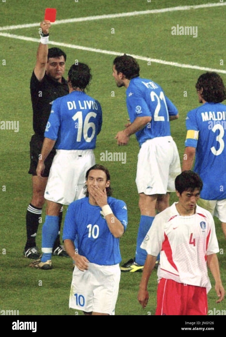 2002年，韩国队在晋级半决赛的路上通过不光彩的手段淘汰了意大利和西班牙。200