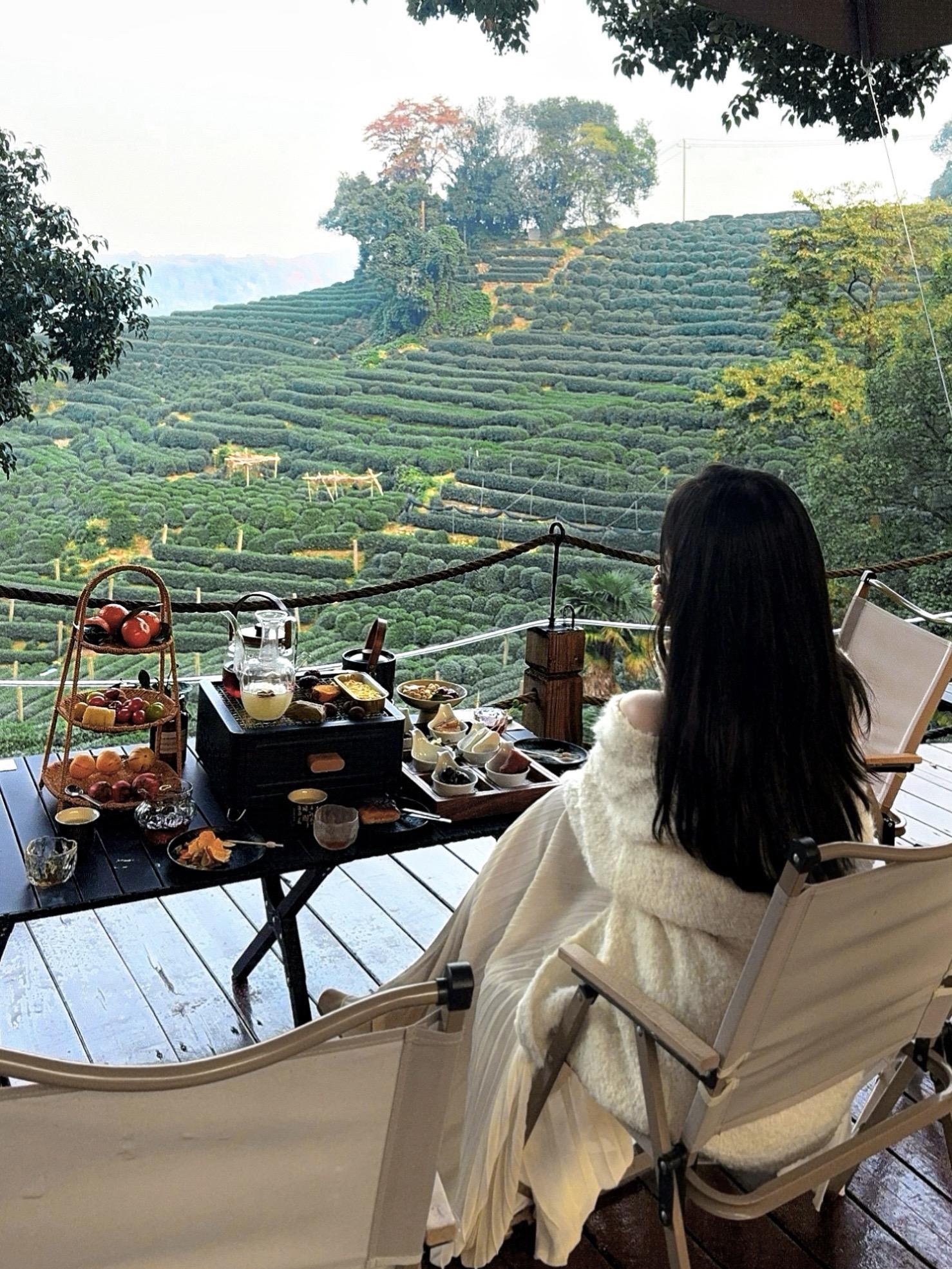 原来需要的不是逃离，而是重新学会驻足。低头，触摸，呼吸。然后，被一株小...