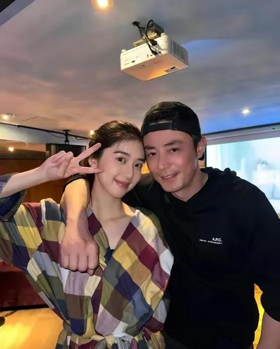 霍建华和李凯馨这张合照，茶不茶？这是李凯馨发到社交媒体上的，而且，配文：谢谢华哥