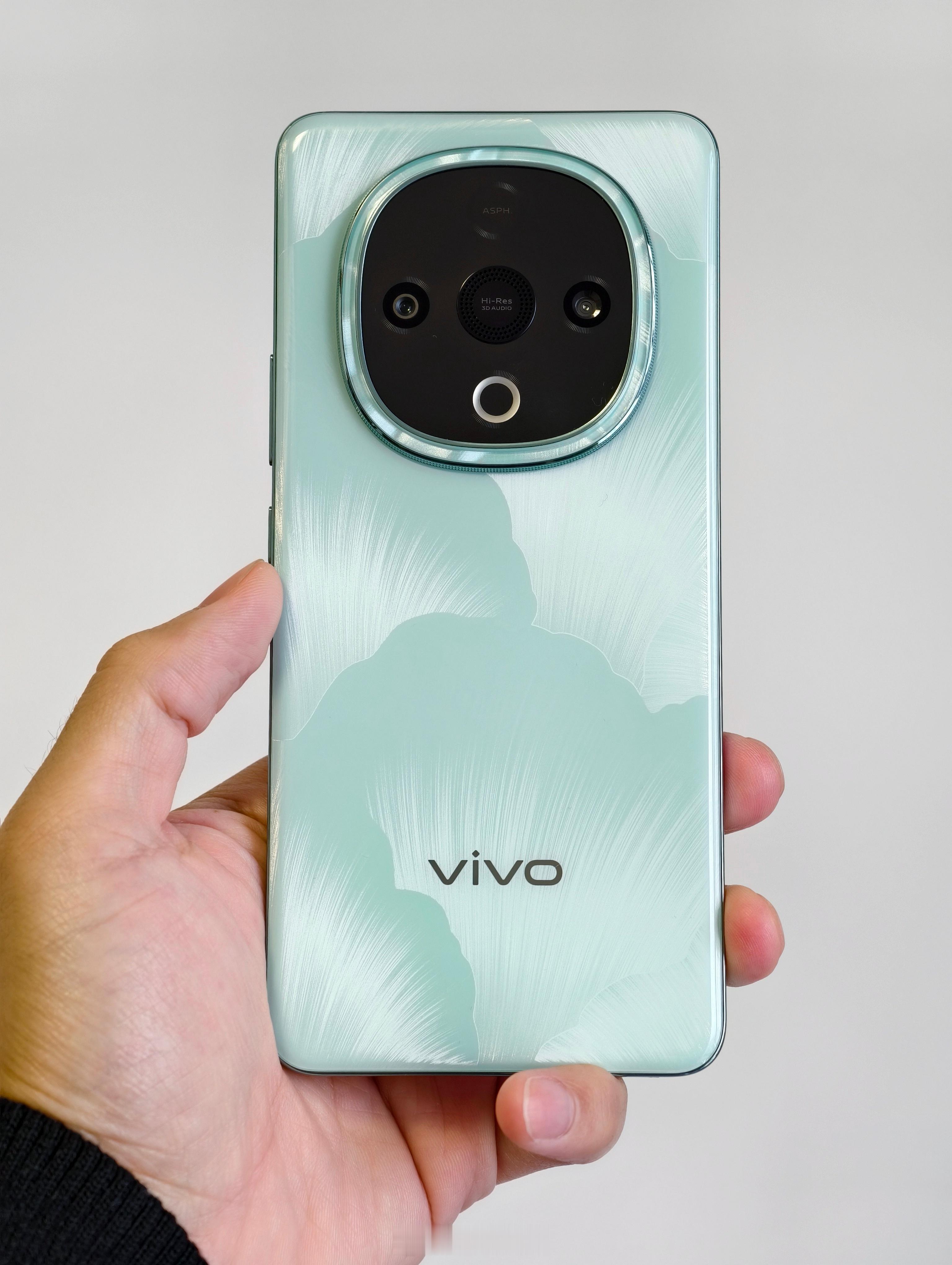 vivo Y300这款手机作为中低端手机，后盖设计确实不错，另外还给了屏幕指纹识