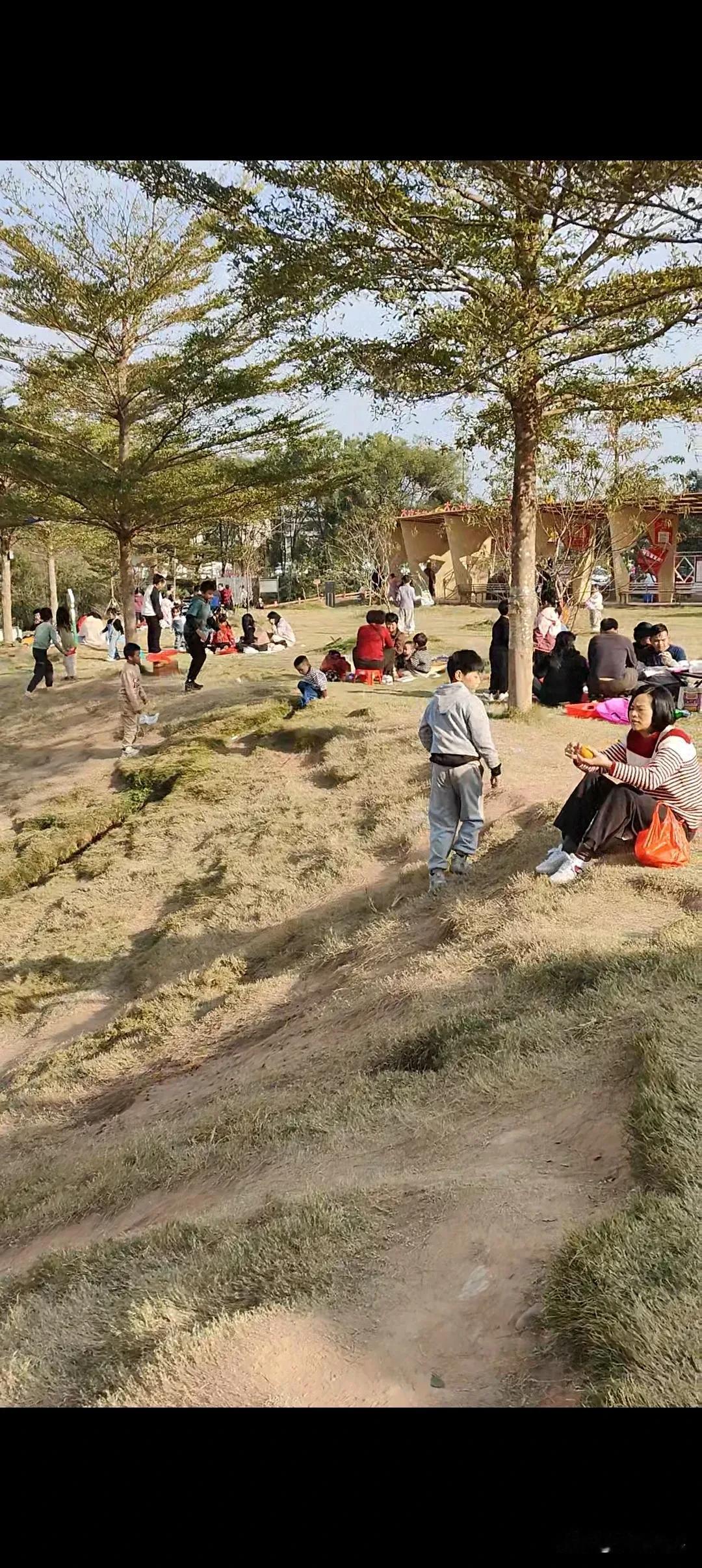 揭西这个村太热闹了，每天来游玩的人太多了，草地上密密麻麻人山人海，大人，小孩，老