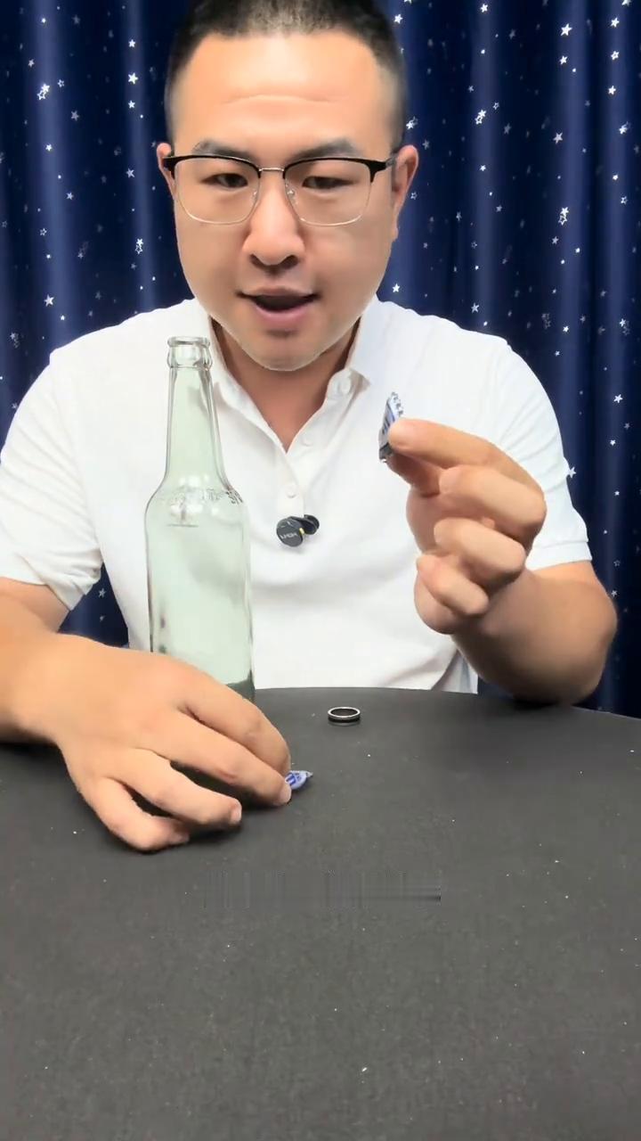 瓶盖穿越酒瓶，今天终于破解。
拿桌上的啤酒瓶和两个瓶盖配合变这个魔术，桌上的东西
