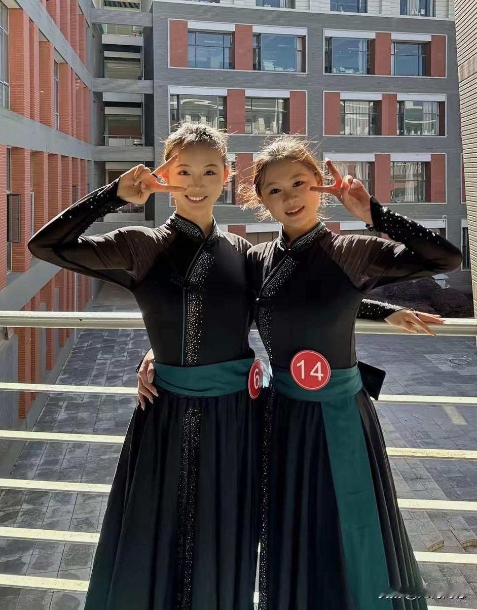 这几个女孩子以及她们穿的这身衣服，都非常的漂亮，这么漂亮的女孩子，为什么在选美的