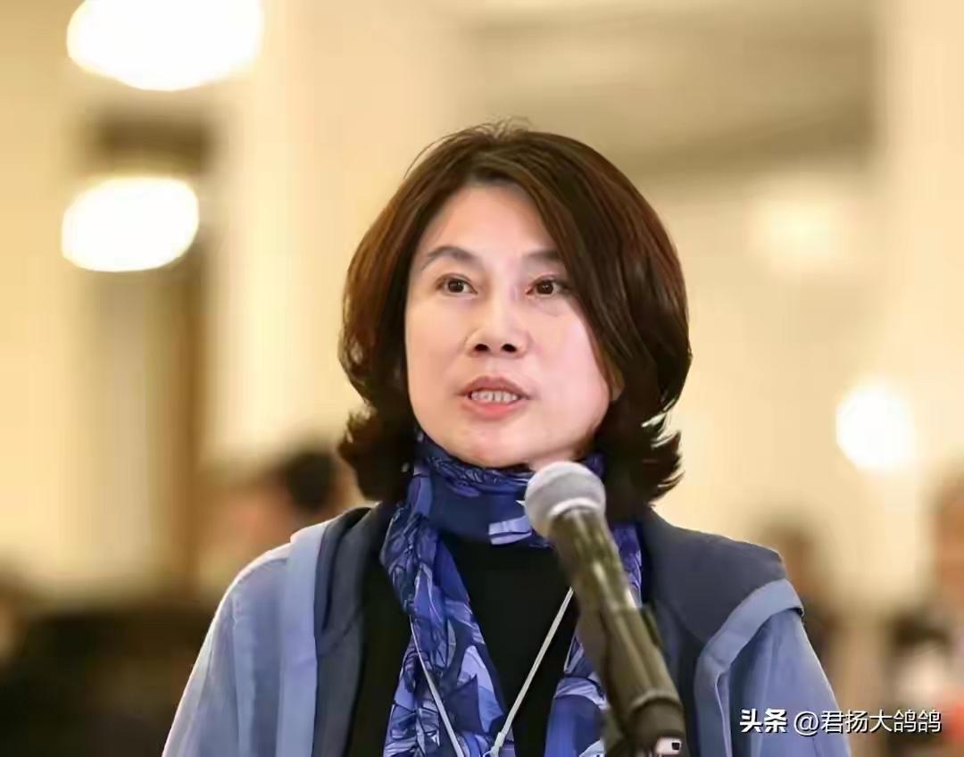 董明珠:那天有个学生喊我奶奶，我很不开心.

被学生一句奶奶叫得心里不舒服，不是